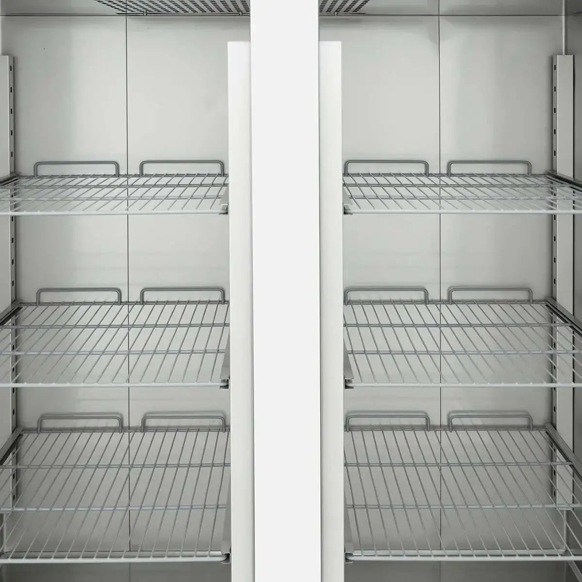 Professioneller Edelstahl-Kühlschrank mit mehreren Gitterregalen für Gastronomie