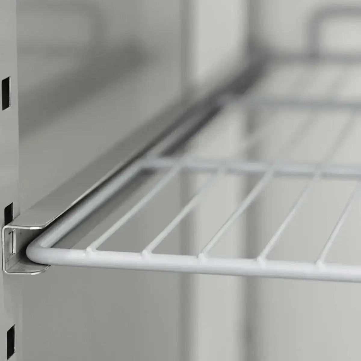 Edelstahlregal für Gastronomie mit robusten Metallablagen