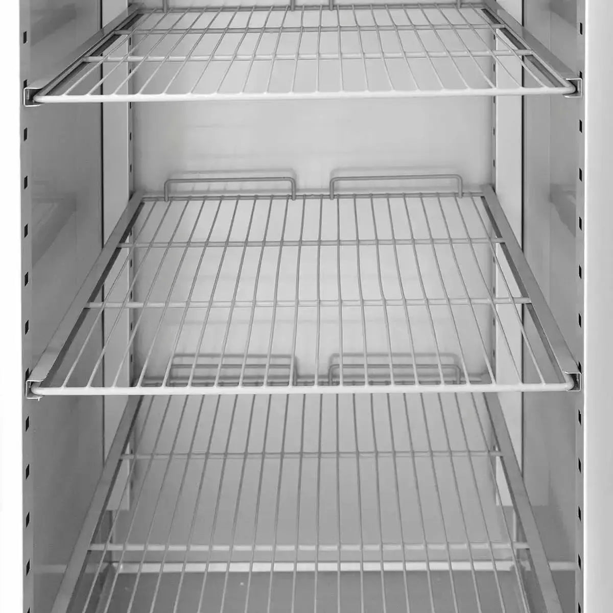 Edelstahl-Regalböden für Gastronomie, robust und hygienisch, ideal für professionelle Küchen