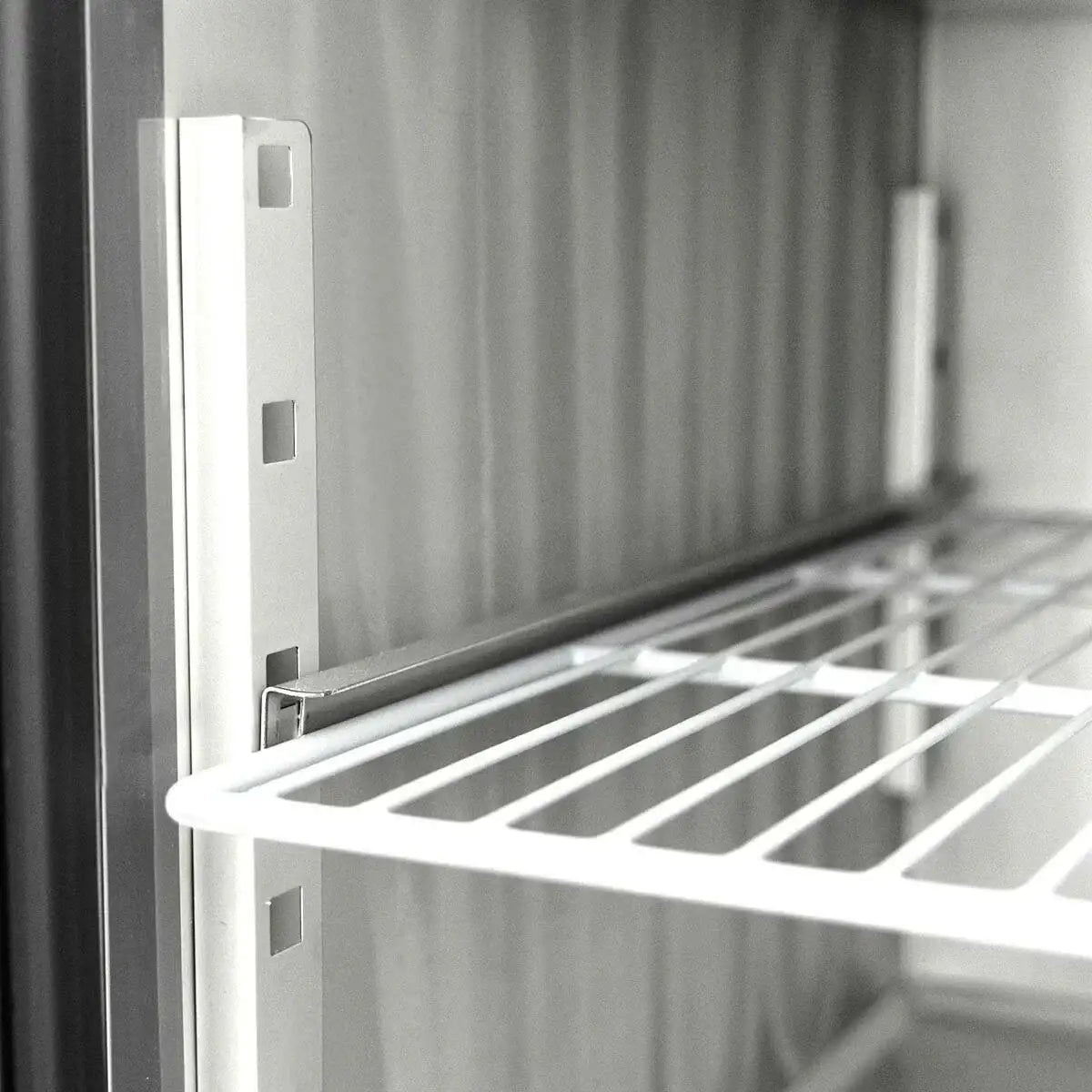 Edelstahl-Regalhalterung im Profi-Kühlschrank für Gastronomie, robust und verstellbar