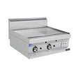 Edelstahl-Gasgrill mit Grillfläche und Bedienelementen für professionelle Gastronomie