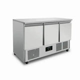 Gekühlte Werkbank | Räder und 3 Türen (1/1 GN) | +2°C / +8°C | 137x70x85(h) cm - Gastro-Bedarf24 GmbH