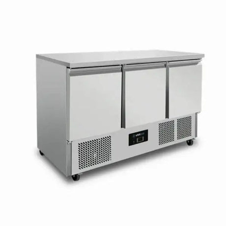 Gekühlte Werkbank | Räder und 3 Türen (1/1 GN) | +2°C / +8°C | 137x70x85(h) cm - Gastro-Bedarf24 GmbH