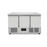 Gekühlte Werkbank | Räder und 3 Türen (1/1 GN) | +2°C / +8°C | 137x70x85(h) cm - Gastro-Bedarf24 GmbH