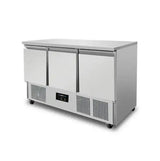 Gekühlte Werkbank | Räder und 3 Türen (1/1 GN) | +2°C / +8°C | 137x70x85(h) cm - Gastro-Bedarf24 GmbH