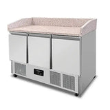 Pizzawerkbank mit Räder | 350 L | 3 Türen (1/1 GN) | +2 °C bis +8 °C - Gastro-Bedarf24 GmbH