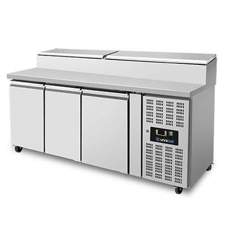 Saladette mit Räder | 3 Türen (1/1 GN) | Oben 8× 1/3 GN | +2°C bis +8°C | Zwangskühlung | Klappdeckel - Gastro-Bedarf24 GmbH