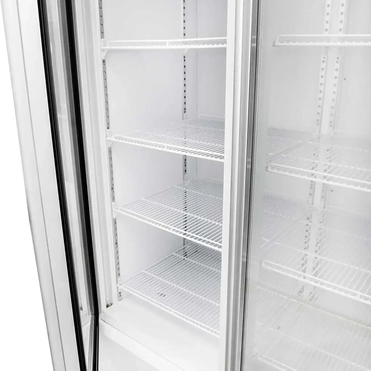 Leerer Gastronomie-Kühlschrank mit Glasfront und Edelstahlregalen für professionelle Küchen